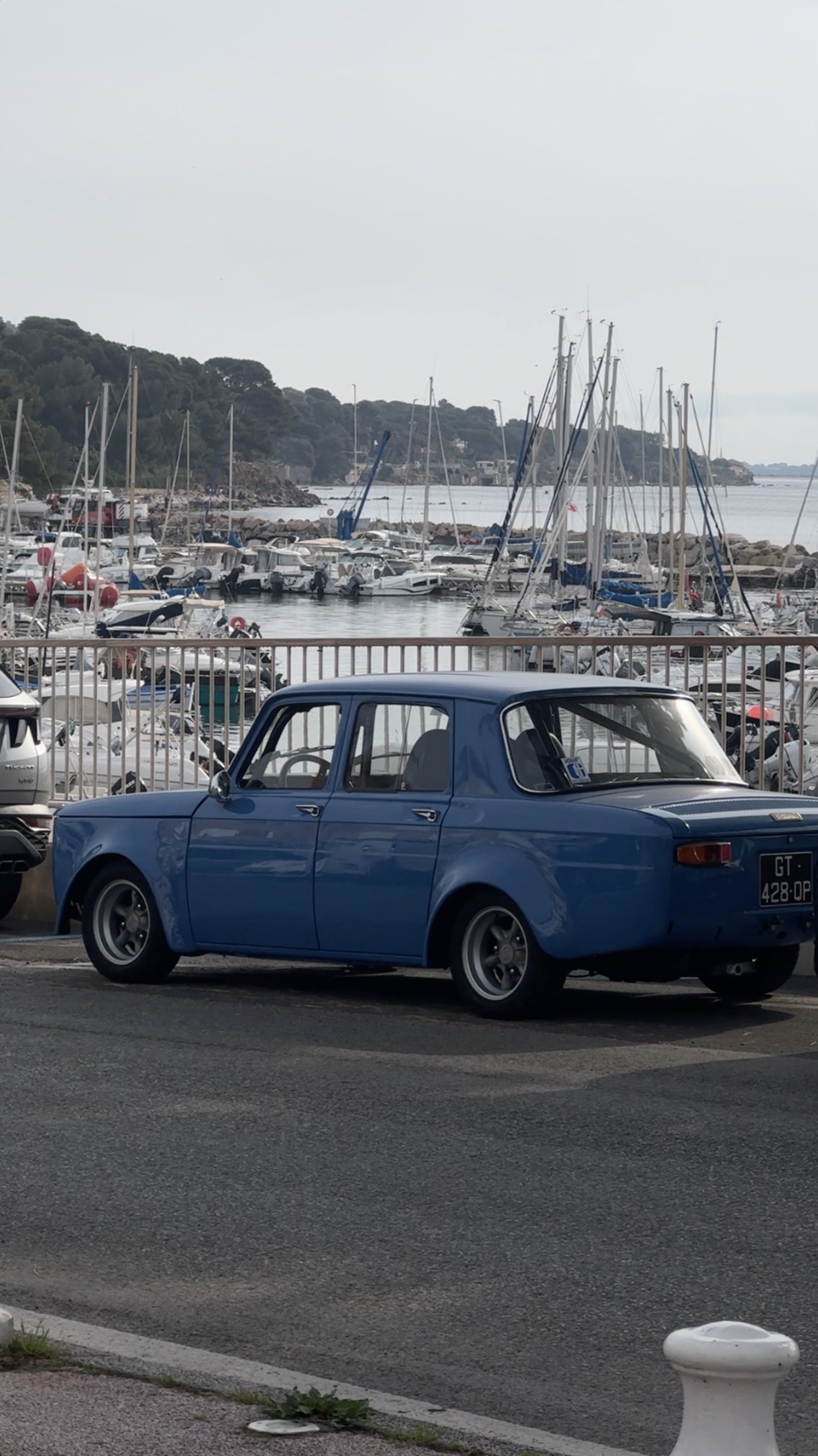 Petit port et crique sur le littoral de Carqueiranne près de Hyères