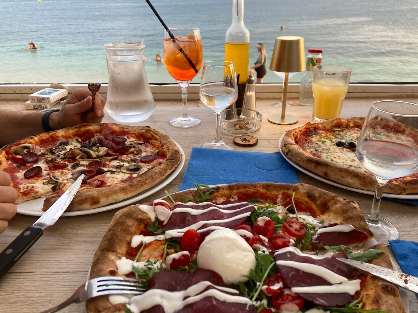 Pizzas servies face à la mer à l’Almanarre