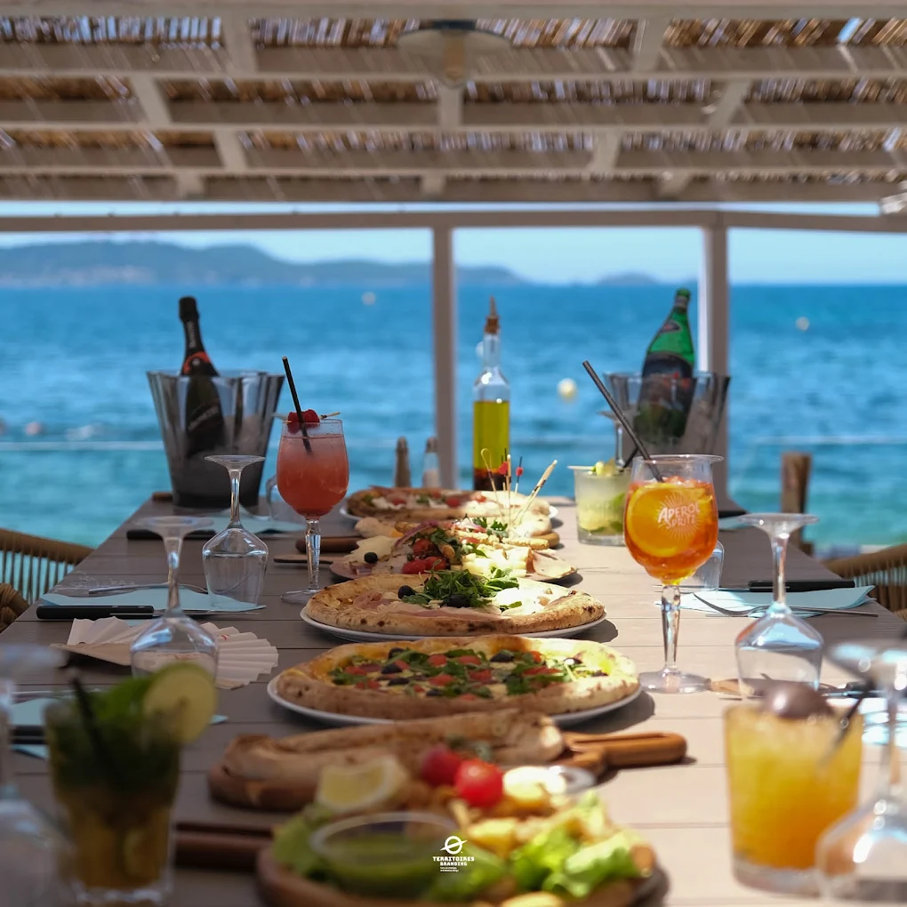 Pizzas et boissons face à la mer à la Pizzeria Gaetano