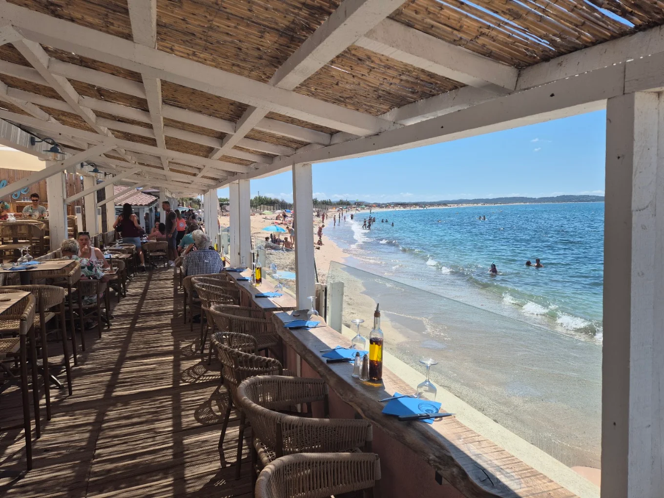 Terrasse de la Pizzeria Gaetano au bord de la plage de l’Almanarre