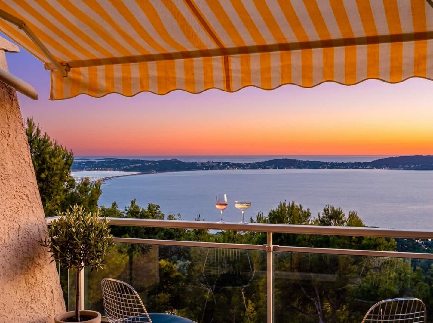 Terrasse du Nid d'Or face à la mer au coucher du soleil