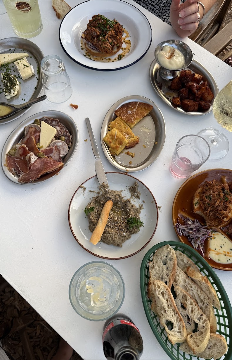 Assiettes à partager et boissons au Jardin d’été – MER & Fils