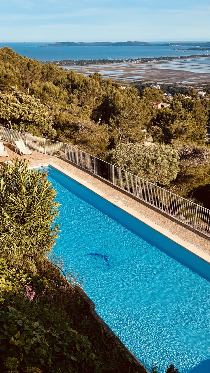Piscine extérieure avec vue sur la mer à Hyères