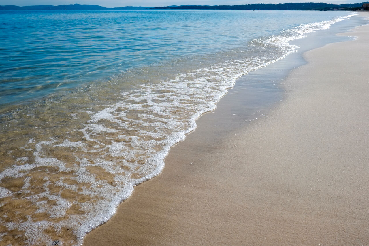 Plage de l’Almanarre à Hyères, ouverte sur la mer et le vent