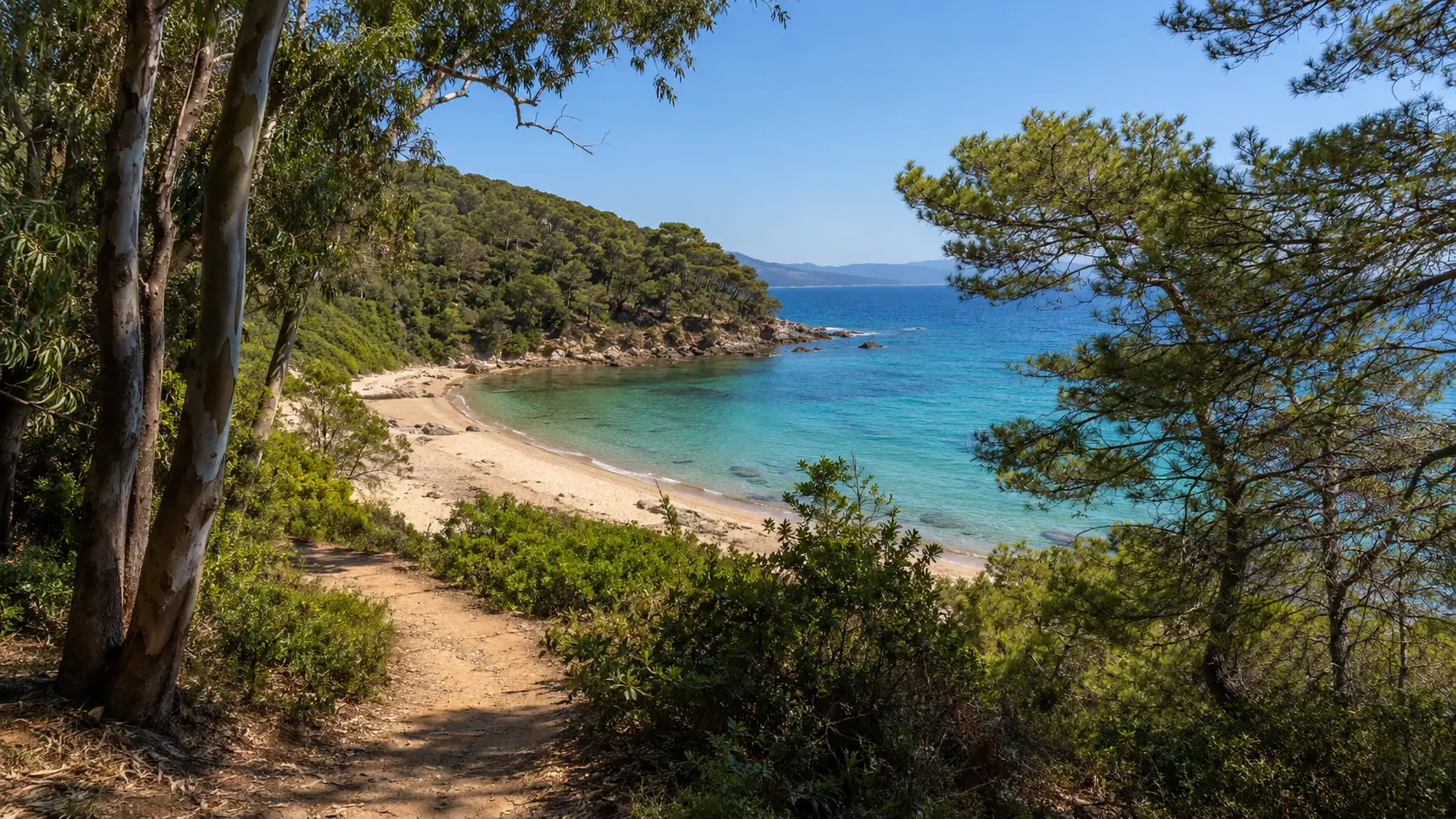 Eau turquoise et rochers clairs sur le littoral des îles d’Hyères