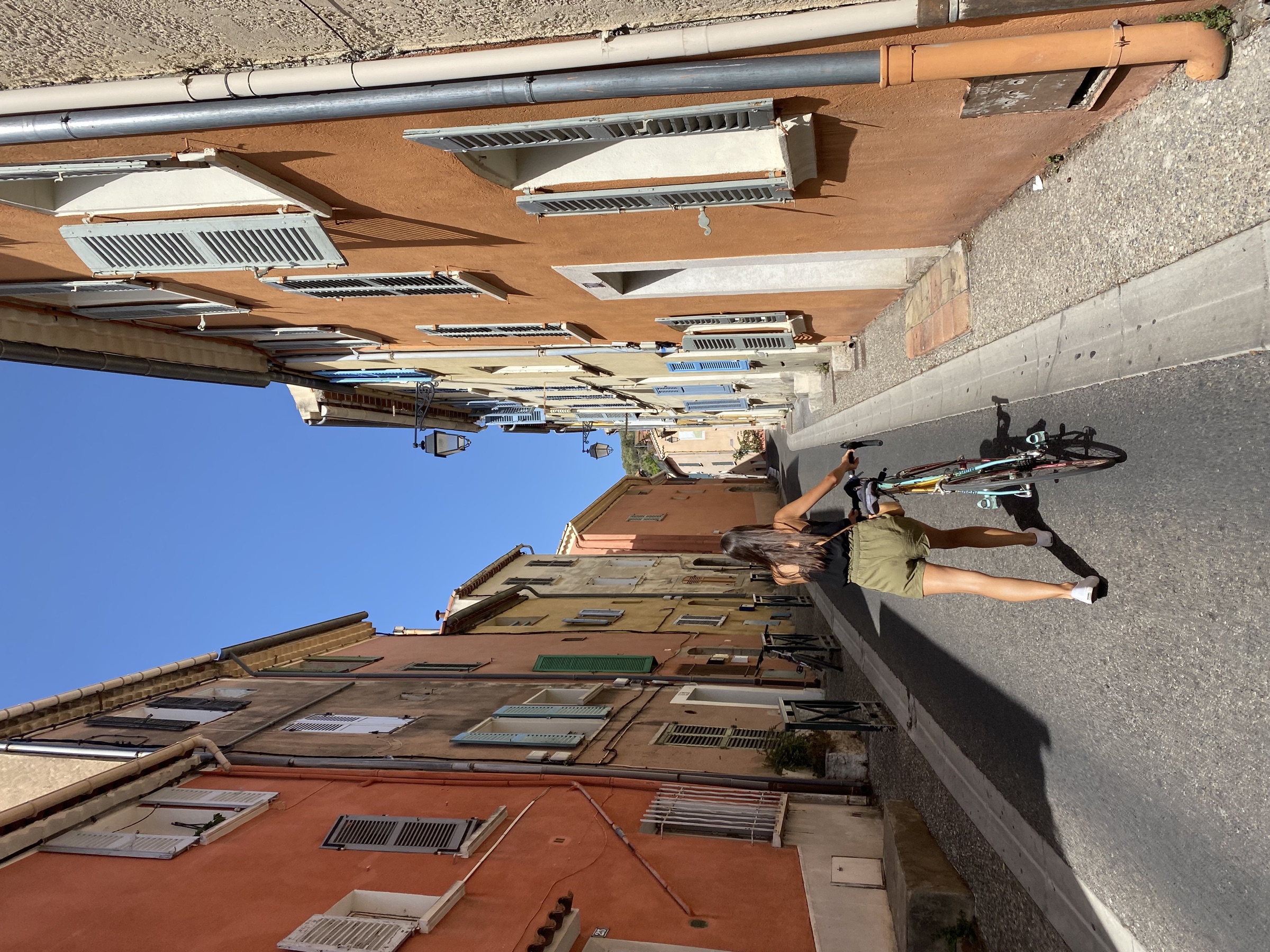 Personne avec un vélo dans une rue du vieux Hyères